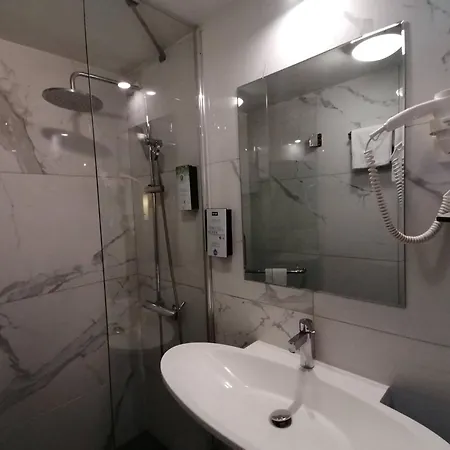 Kyriad Toulouse Sud - 3* Roques (Haute-Garonne)